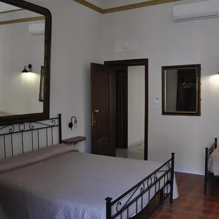 לינה וארוחת בוקר Asmundo Palace & *