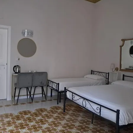 Asmundo Palace & לינה וארוחת בוקר